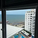 Coastal Horizon Beachfront Apartmán
